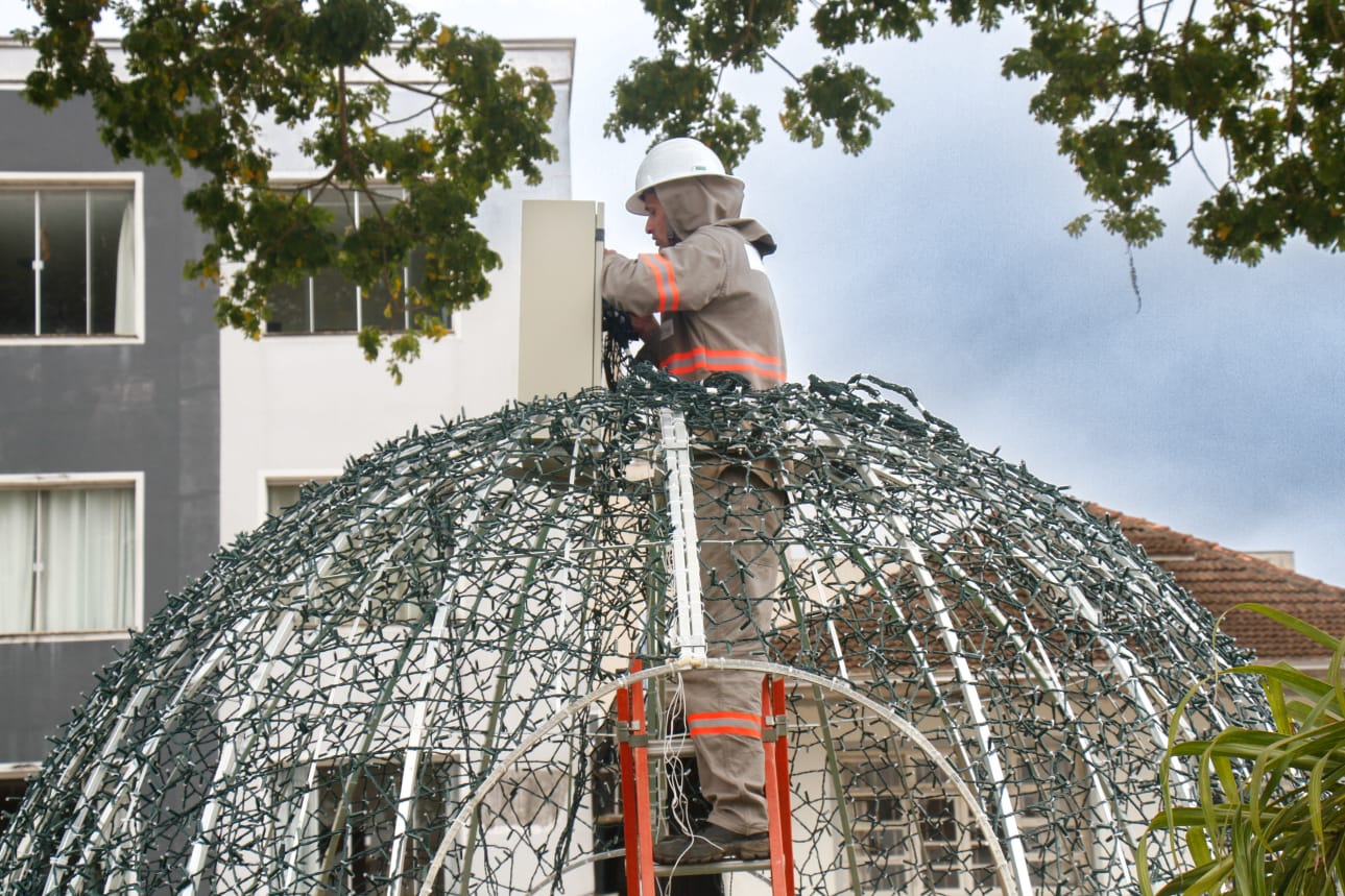 Jaraguá do Sul inicia instalação das luzes de Natal em vários pontos da cidade